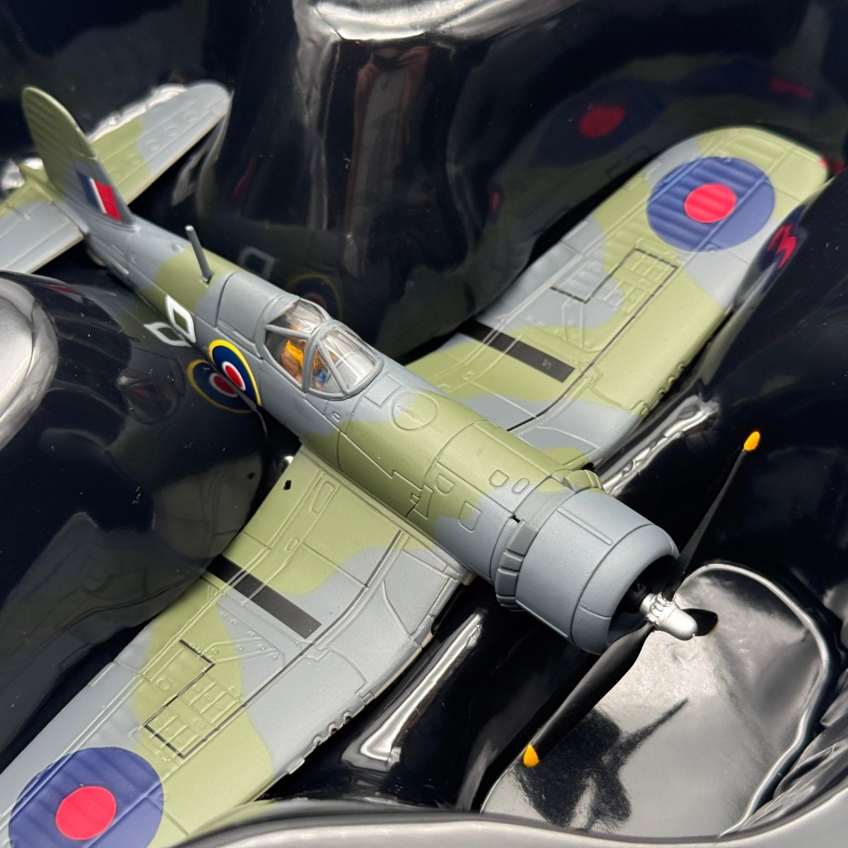Corgi AA33015 1:72 Vought F4U Corsair RNFAA No.1842 NAS HMS Formidable 1944 - Corgi