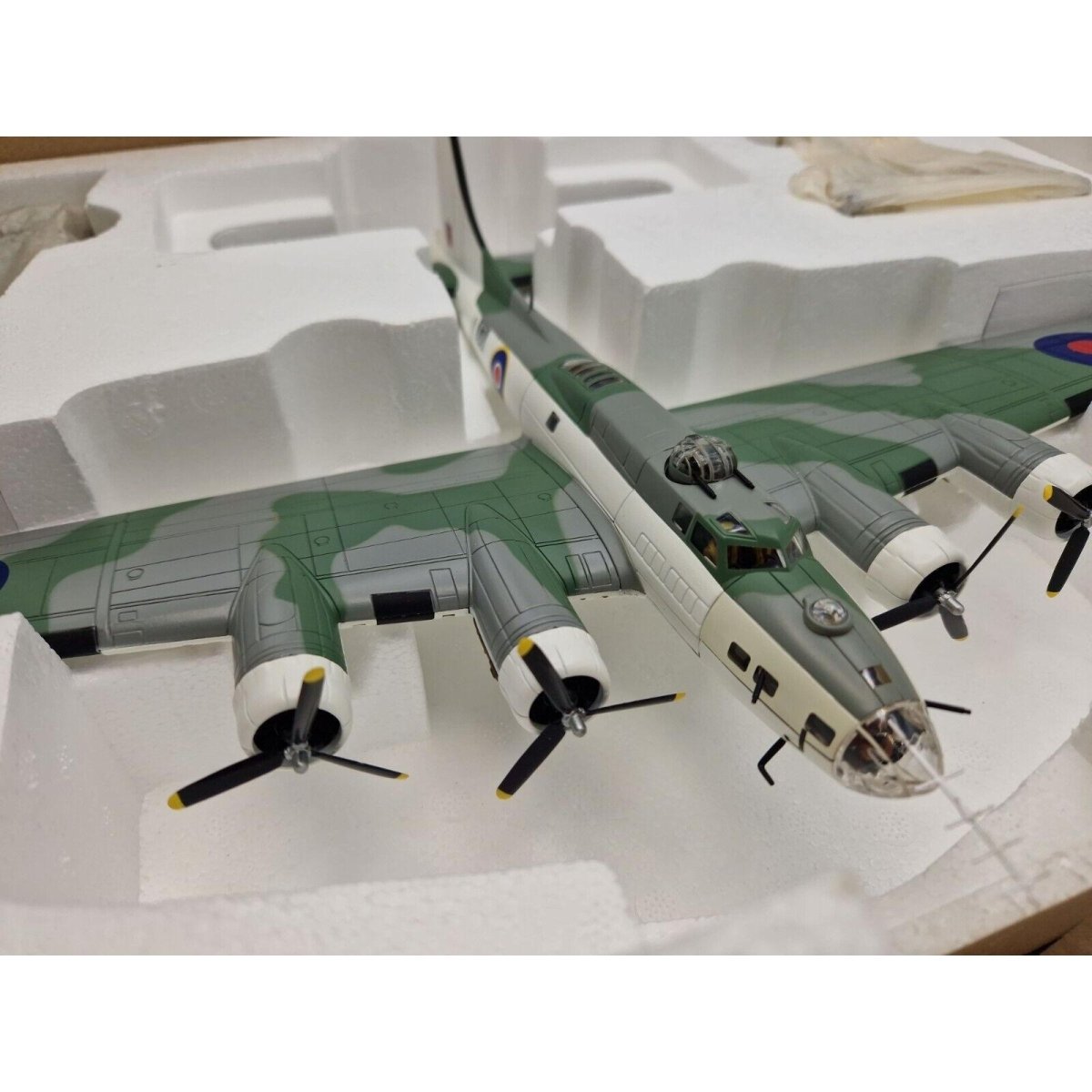 Corgi Aviation Archive 1:72 Boeing B - 17 Fortress IIA FL459, No220 Sq RAF Coastal AA33303 - Corgi