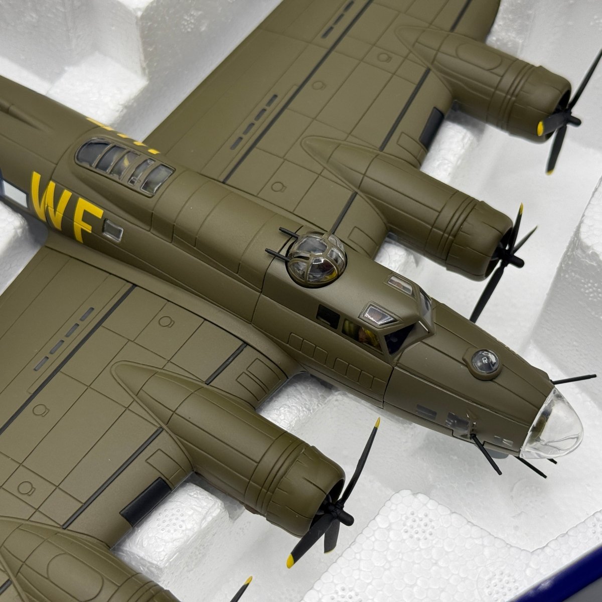 Corgi AA33319 1:72 Boeing B-17G Flying Fortress USAAF 305th BG Mi Amigo WWII 1944 - Corgi