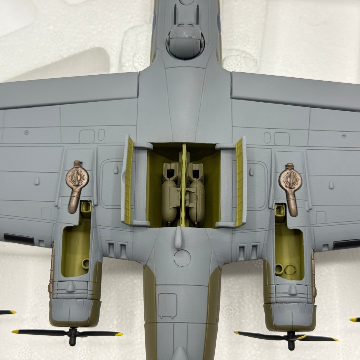 Corgi AA33319 1:72 Boeing B-17G Flying Fortress USAAF 305th BG Mi Amigo WWII 1944 - Corgi