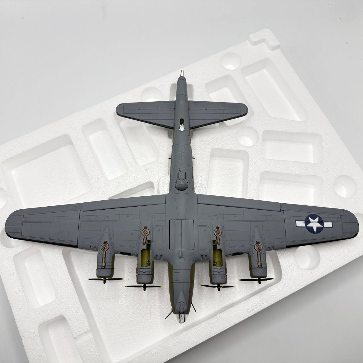 Corgi AA33319 1:72 Boeing B-17G Flying Fortress USAAF 305th BG Mi Amigo WWII 1944 - Corgi