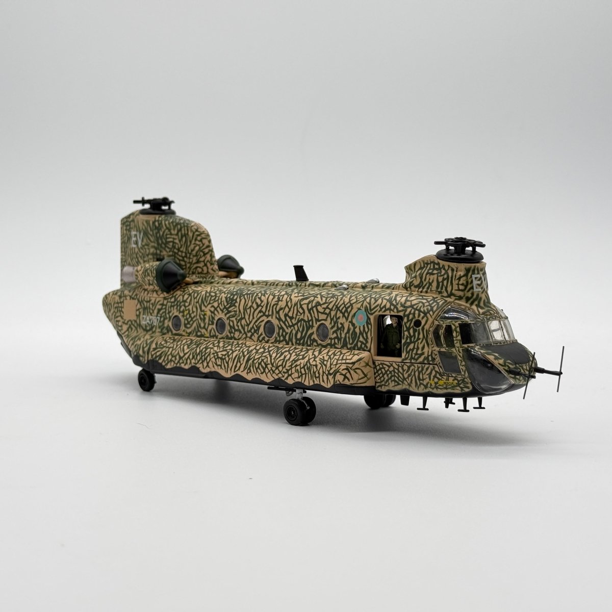 Corgi AA34209 1:72 Boeing Chinook HC.Mk 1 RAF No.7 & 18 Sqns Bravo Two Zero Saudi Arabia 1991 - Corgi