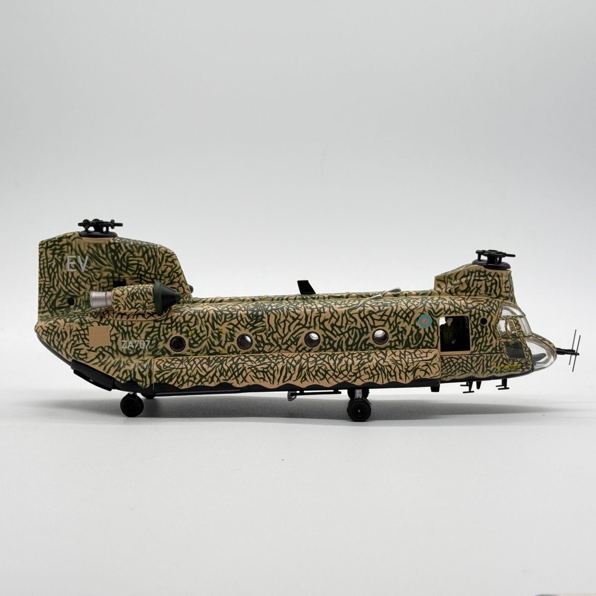 Corgi AA34209 1:72 Boeing Chinook HC.Mk 1 RAF No.7 & 18 Sqns Bravo Two Zero Saudi Arabia 1991 - Corgi