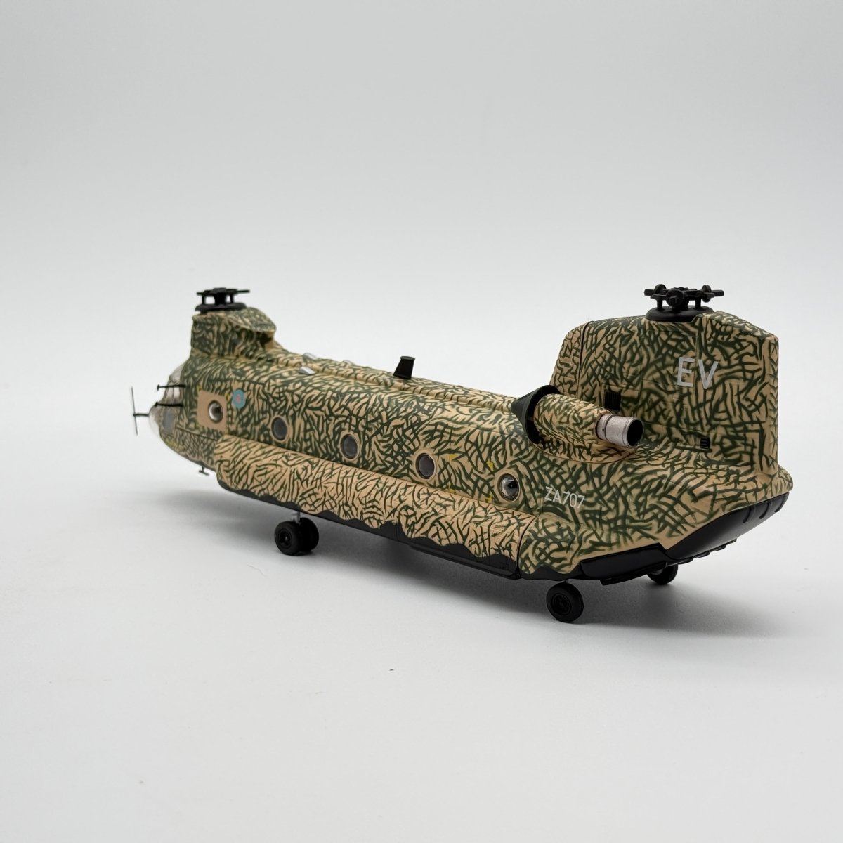 Corgi AA34209 1:72 Boeing Chinook HC.Mk 1 RAF No.7 & 18 Sqns Bravo Two Zero Saudi Arabia 1991 - Corgi