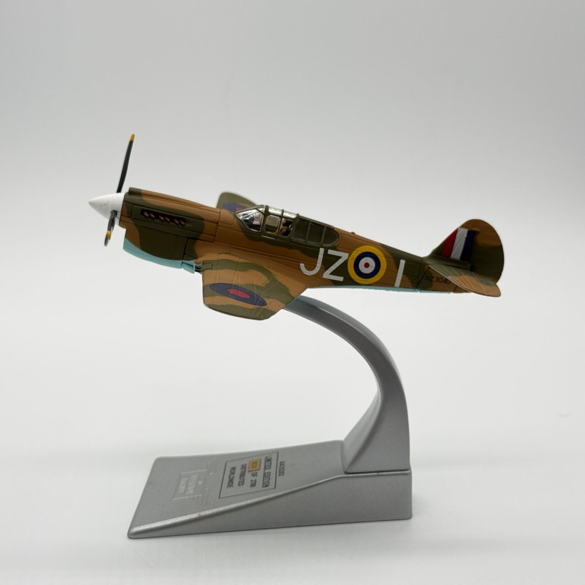 Corgi AA35202 1:72 Curtiss P-40E Warhawk RNZAF No.15 Sqn JZ Johnnie Gibson Whenuapai New Zealand 1942 - Corgi