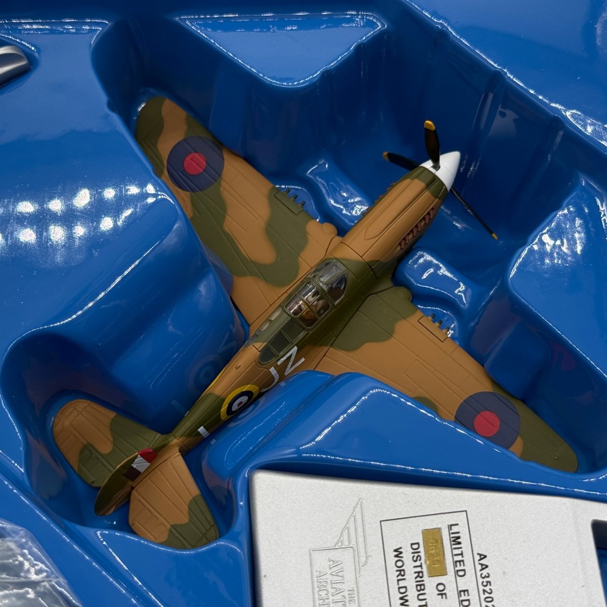 Corgi AA35202 1:72 Curtiss P-40E Warhawk RNZAF No.15 Sqn JZ Johnnie Gibson Whenuapai New Zealand 1942 - Corgi