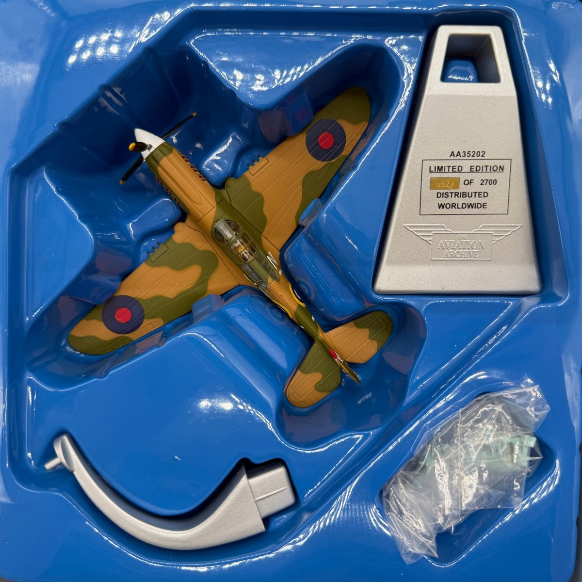 Corgi AA35202 1:72 Curtiss P-40E Warhawk RNZAF No.15 Sqn JZ Johnnie Gibson Whenuapai New Zealand 1942 - Corgi