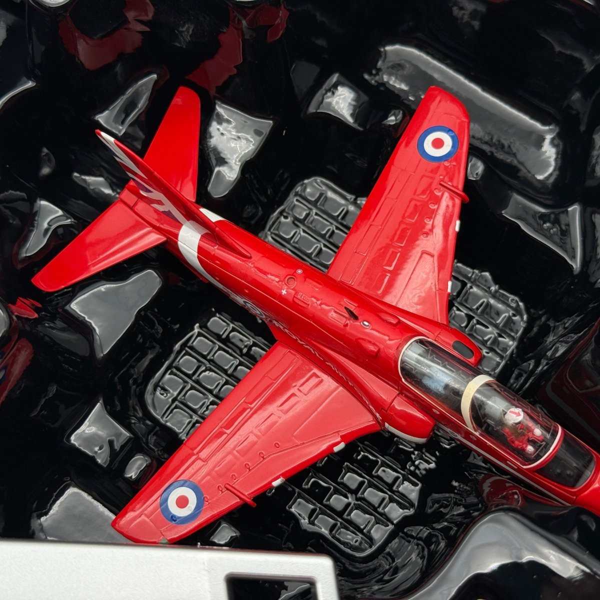 Corgi AA36012 1:72 BAe Hawk T.Mk 1 XX242 RAF Red Arrows Scampton 2016 - Corgi