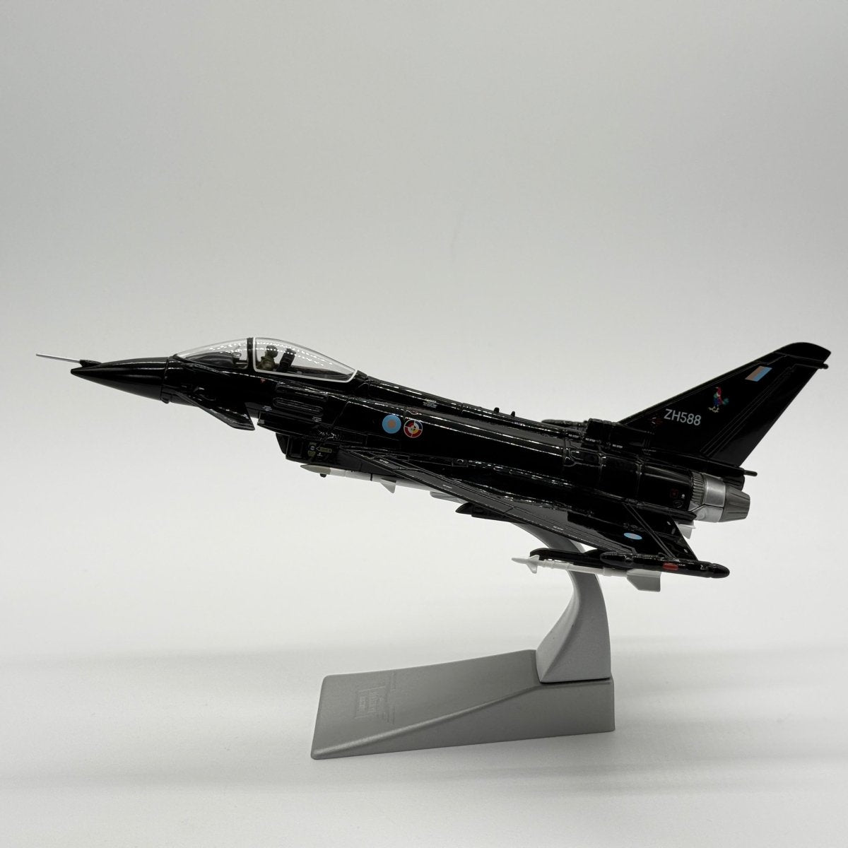Corgi AA36403 1:72 Eurofighter Typhoon F.Mk 2 RAF No.43 Sqn DA2 1998 - Corgi