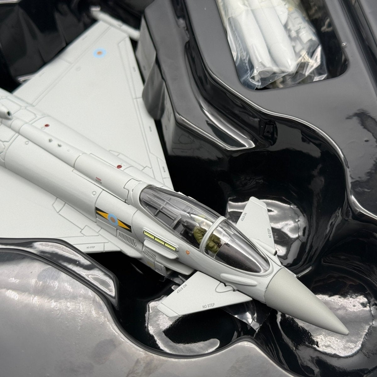 Corgi AA36406 1:72 Eurofighter Typhoon ZJ933 RAF No.11 Sqn Operation Ellamy 2011 - Corgi