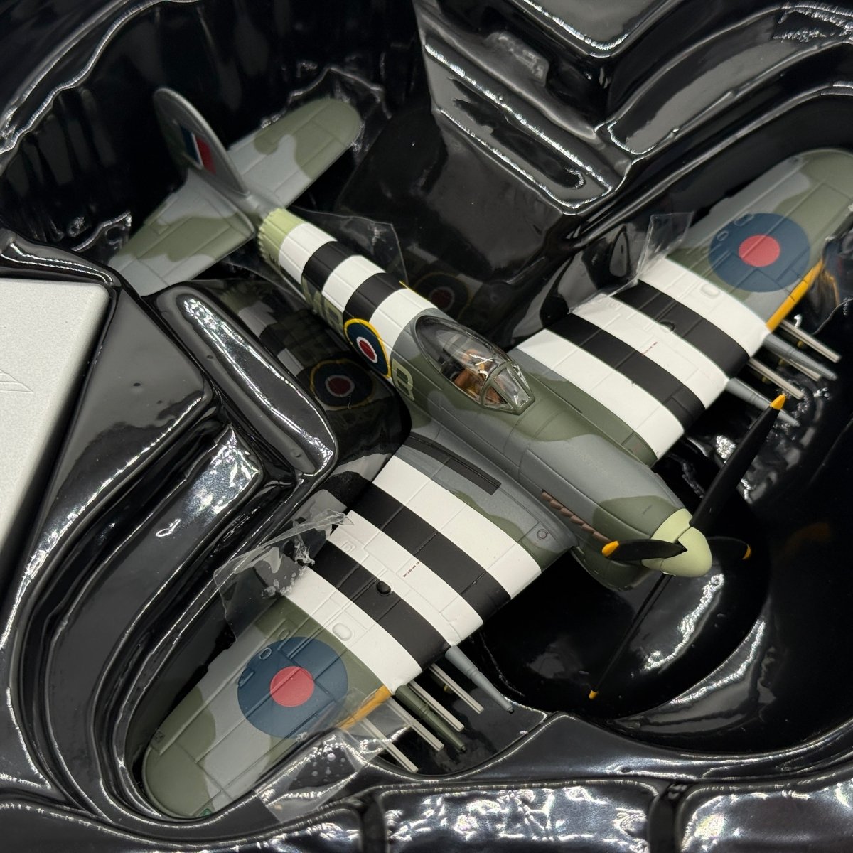 Corgi AA36512 1:72 Hawker Typhoon Mk I RAF No.245 Northern Rhodesian Sqn D-Day England 1944 - Corgi