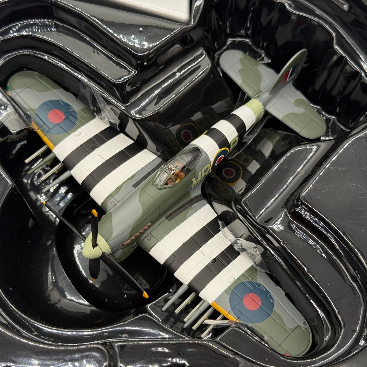 Corgi AA36512 1:72 Hawker Typhoon Mk I RAF No.245 Northern Rhodesian Sqn D-Day England 1944 - Corgi