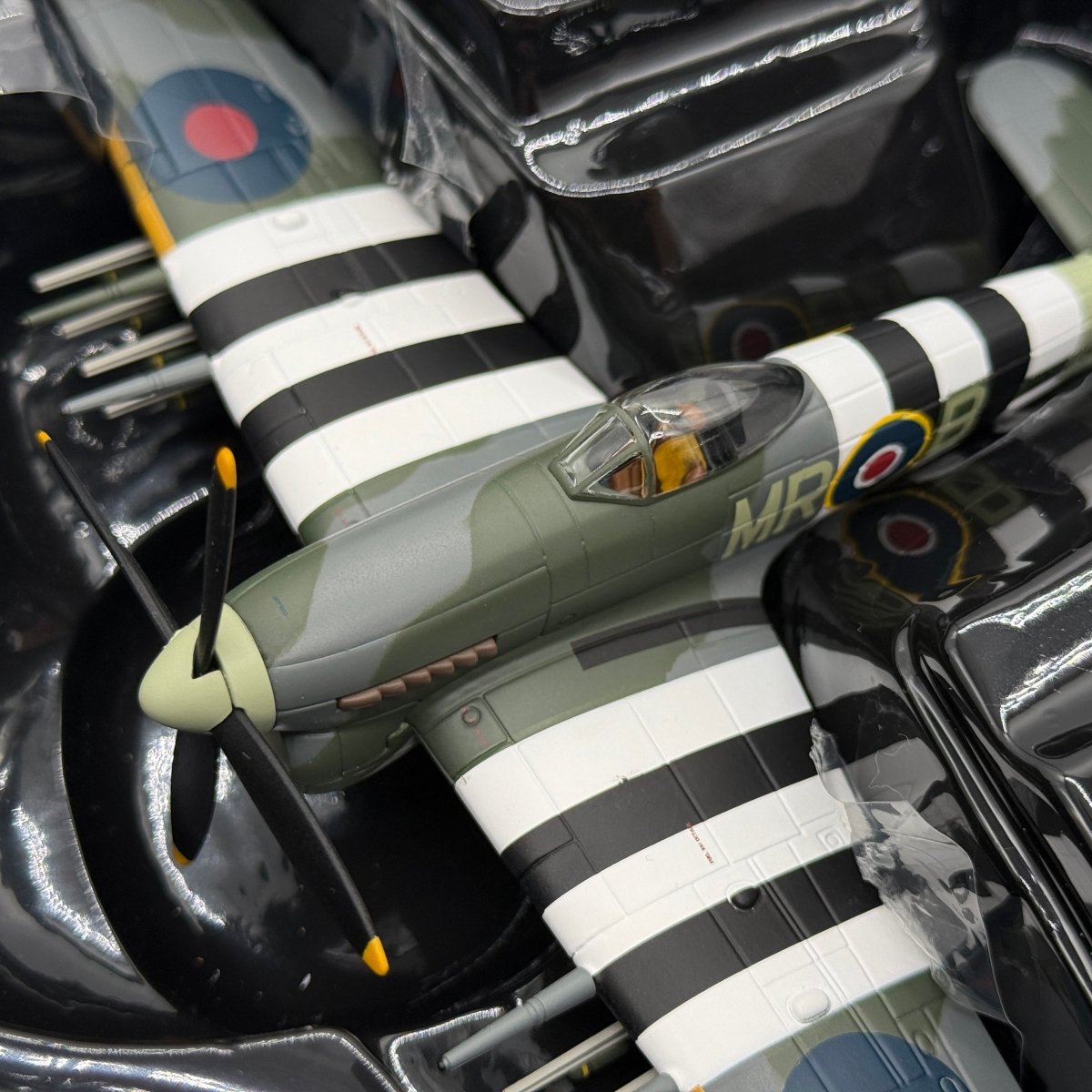 Corgi AA36512 1:72 Hawker Typhoon Mk I RAF No.245 Northern Rhodesian Sqn D-Day England 1944 - Corgi