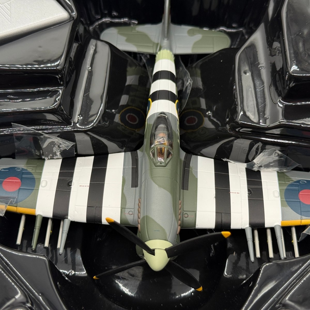 Corgi AA36512 1:72 Hawker Typhoon Mk I RAF No.245 Northern Rhodesian Sqn D-Day England 1944 - Corgi