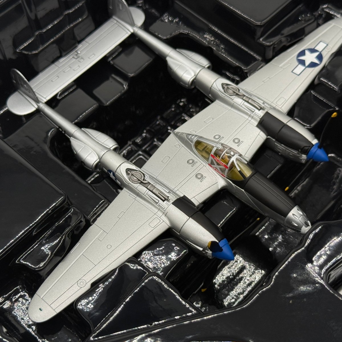 Corgi AA36613 1:72 Lockheed P-38J Lightning USAAF 367th FG Scrapiron IV 1944 - Corgi