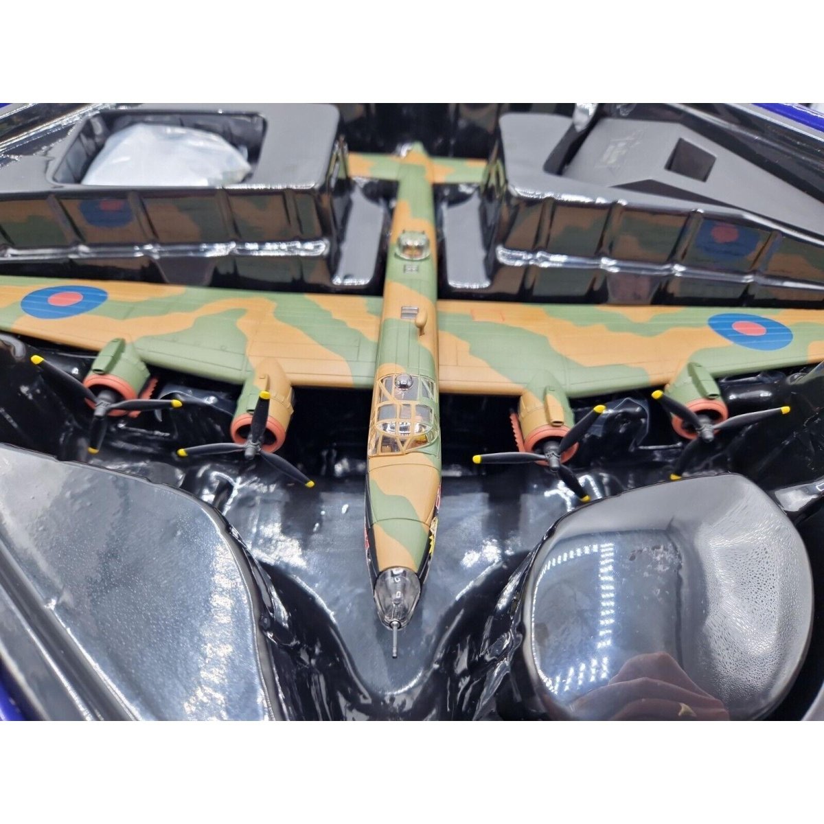 Corgi Aviation Archive 1:72 Handley Page Halifax B.VII Diecast AA37208 - Corgi