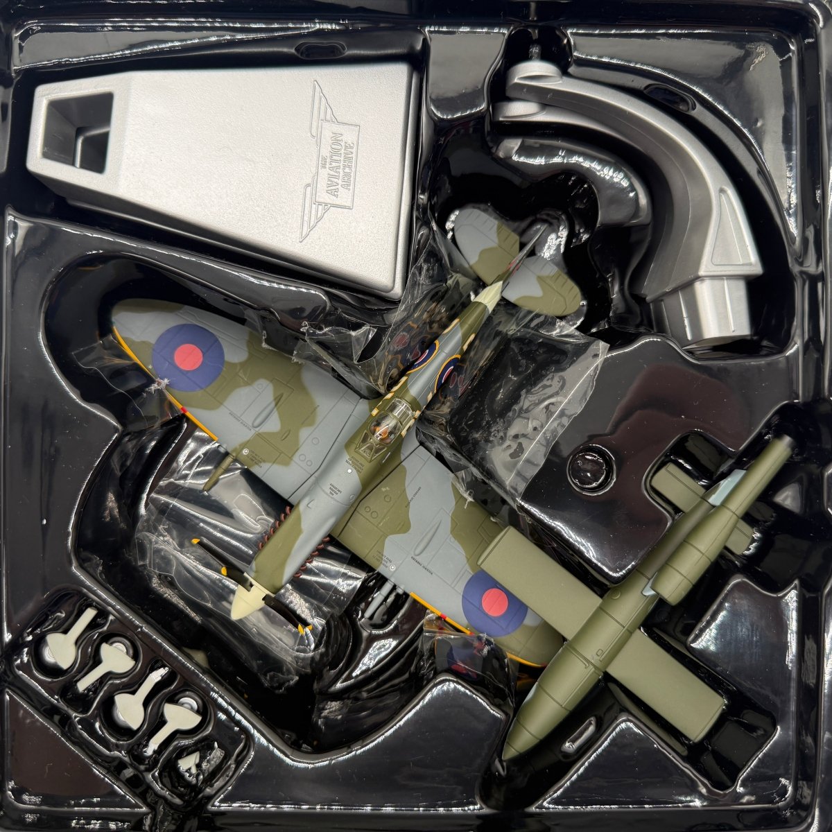 Corgi AA38703 1:72 Supermarine Spitfire Mk XIV RAF No.610 Sqn RB159 Richard Newbery V-1 1944 - Corgi