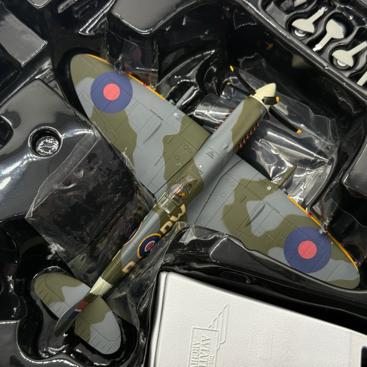 Corgi AA38703 1:72 Supermarine Spitfire Mk XIV RAF No.610 Sqn RB159 Richard Newbery V-1 1944 - Corgi