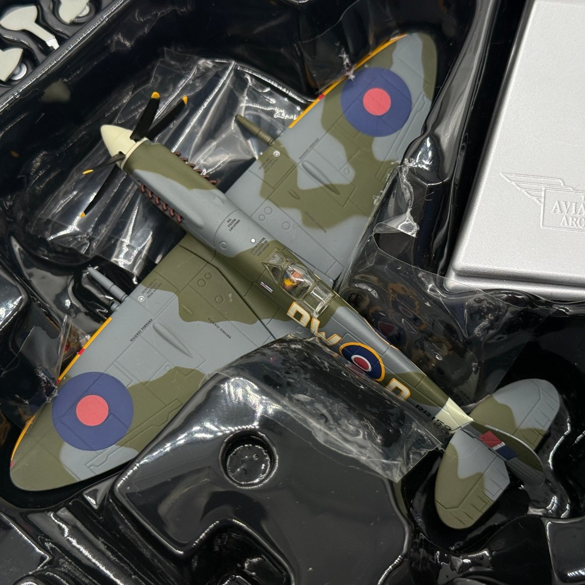 Corgi AA38703 1:72 Supermarine Spitfire Mk XIV RAF No.610 Sqn RB159 Richard Newbery V-1 1944 - Corgi