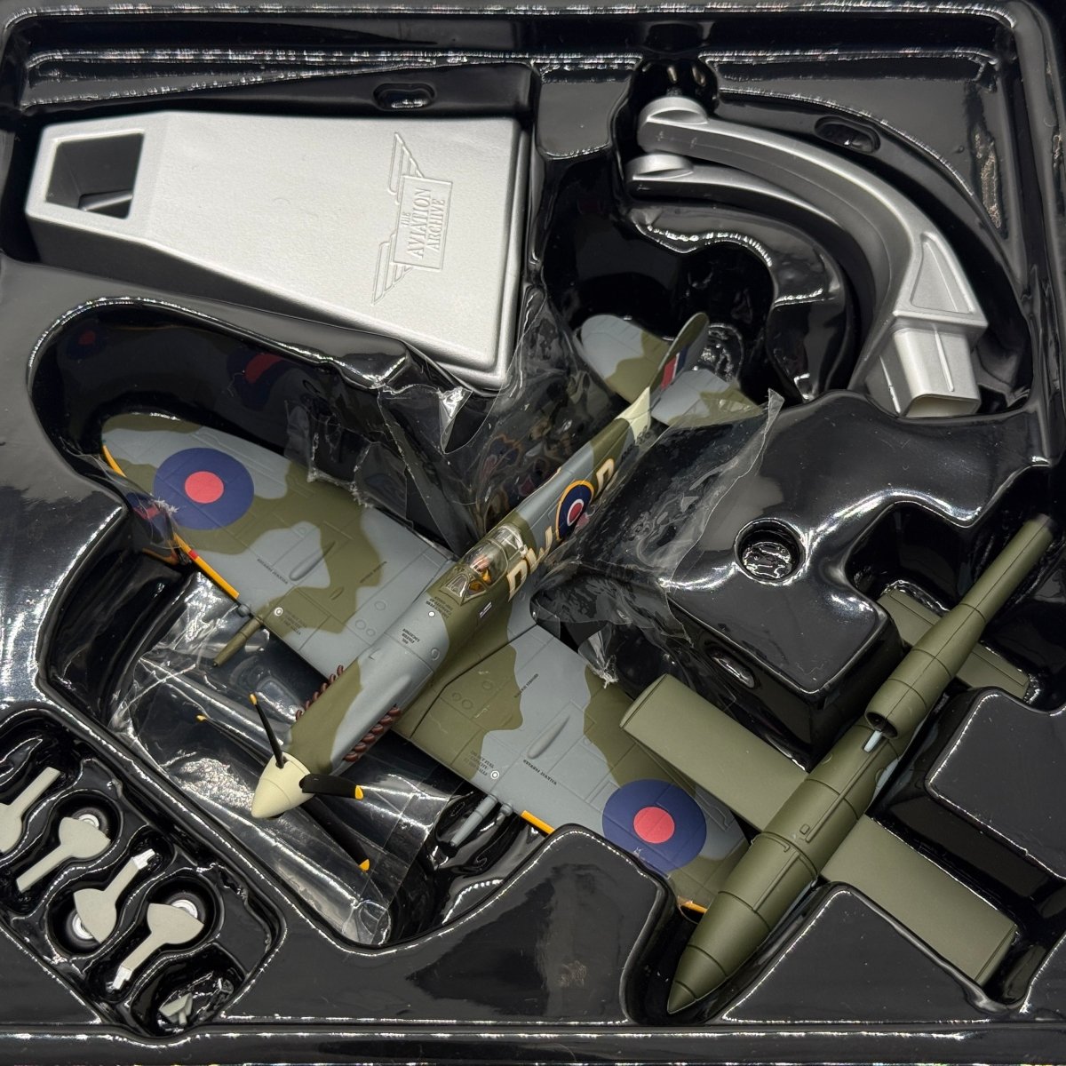Corgi AA38703 1:72 Supermarine Spitfire Mk XIV RAF No.610 Sqn RB159 Richard Newbery V-1 1944 - Corgi