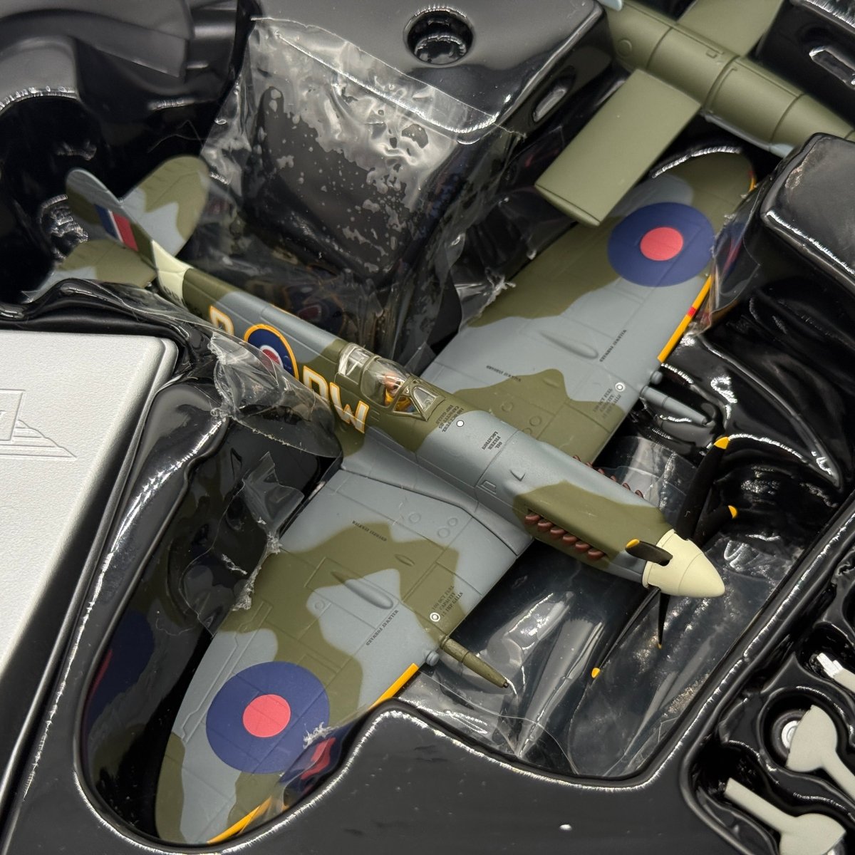 Corgi AA38703 1:72 Supermarine Spitfire Mk XIV RAF No.610 Sqn RB159 Richard Newbery V-1 1944 - Corgi