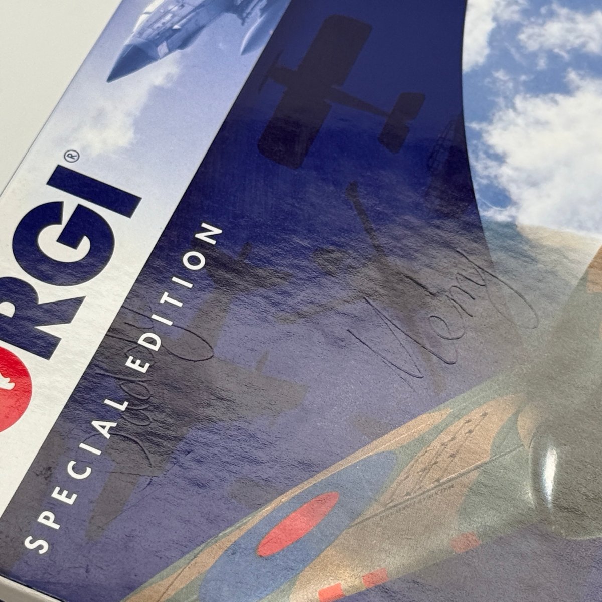 Corgi AA39207 1:72 Supermarine Spitfire Mk I P9374 J Peter Cazenove 92 Sqn 1940 - Corgi