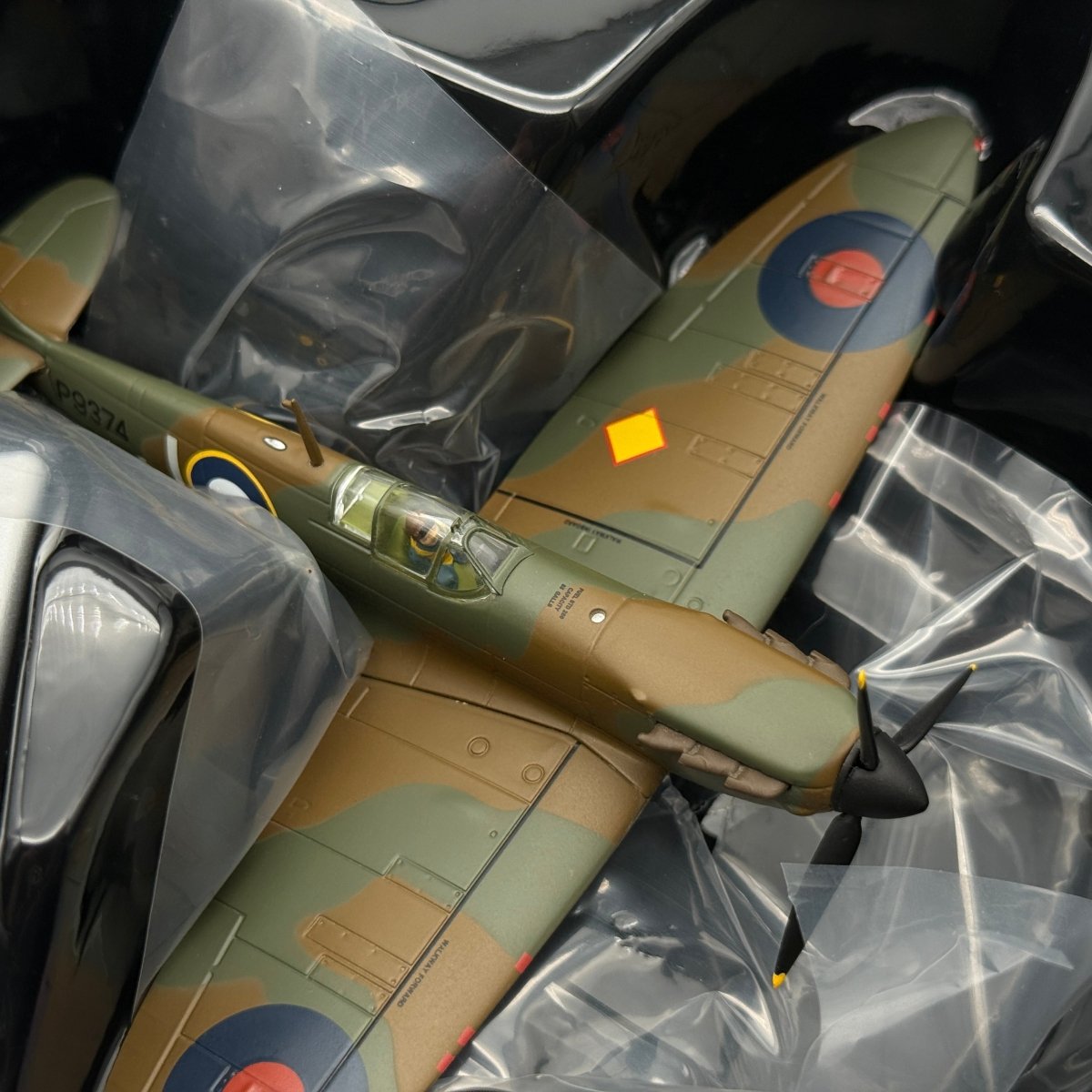 Corgi AA39207 1:72 Supermarine Spitfire Mk I P9374 J Peter Cazenove 92 Sqn 1940 - Corgi