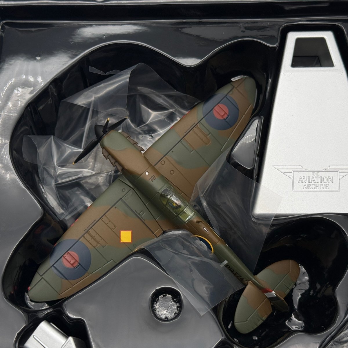 Corgi AA39207 1:72 Supermarine Spitfire Mk I P9374 J Peter Cazenove 92 Sqn 1940 - Corgi