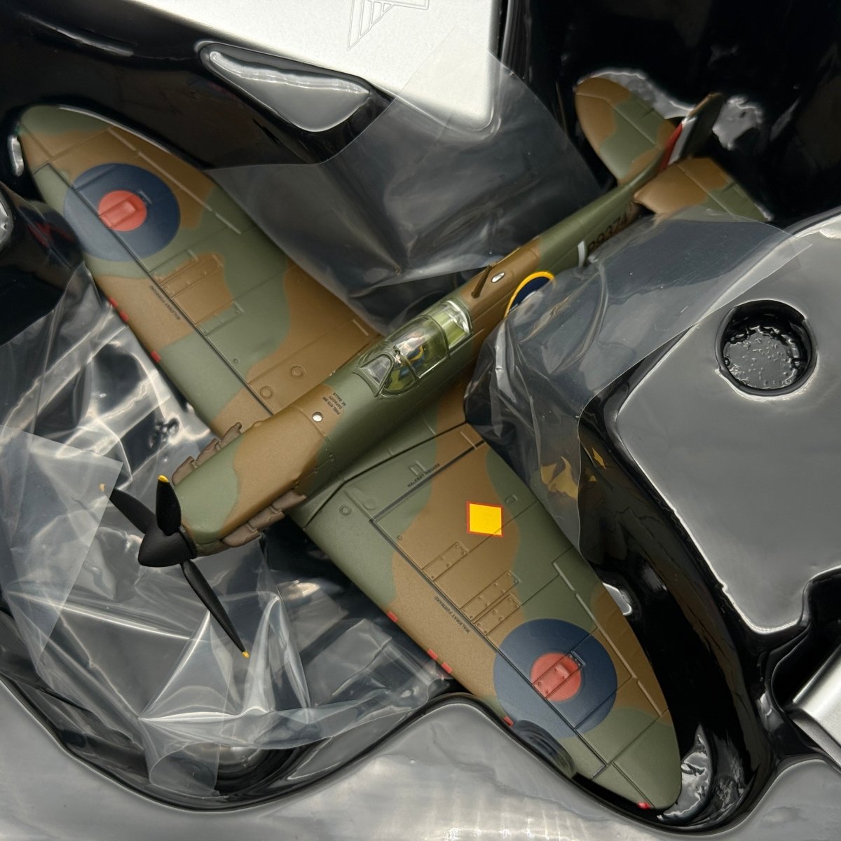 Corgi AA39207 1:72 Supermarine Spitfire Mk I P9374 J Peter Cazenove 92 Sqn 1940 - Corgi
