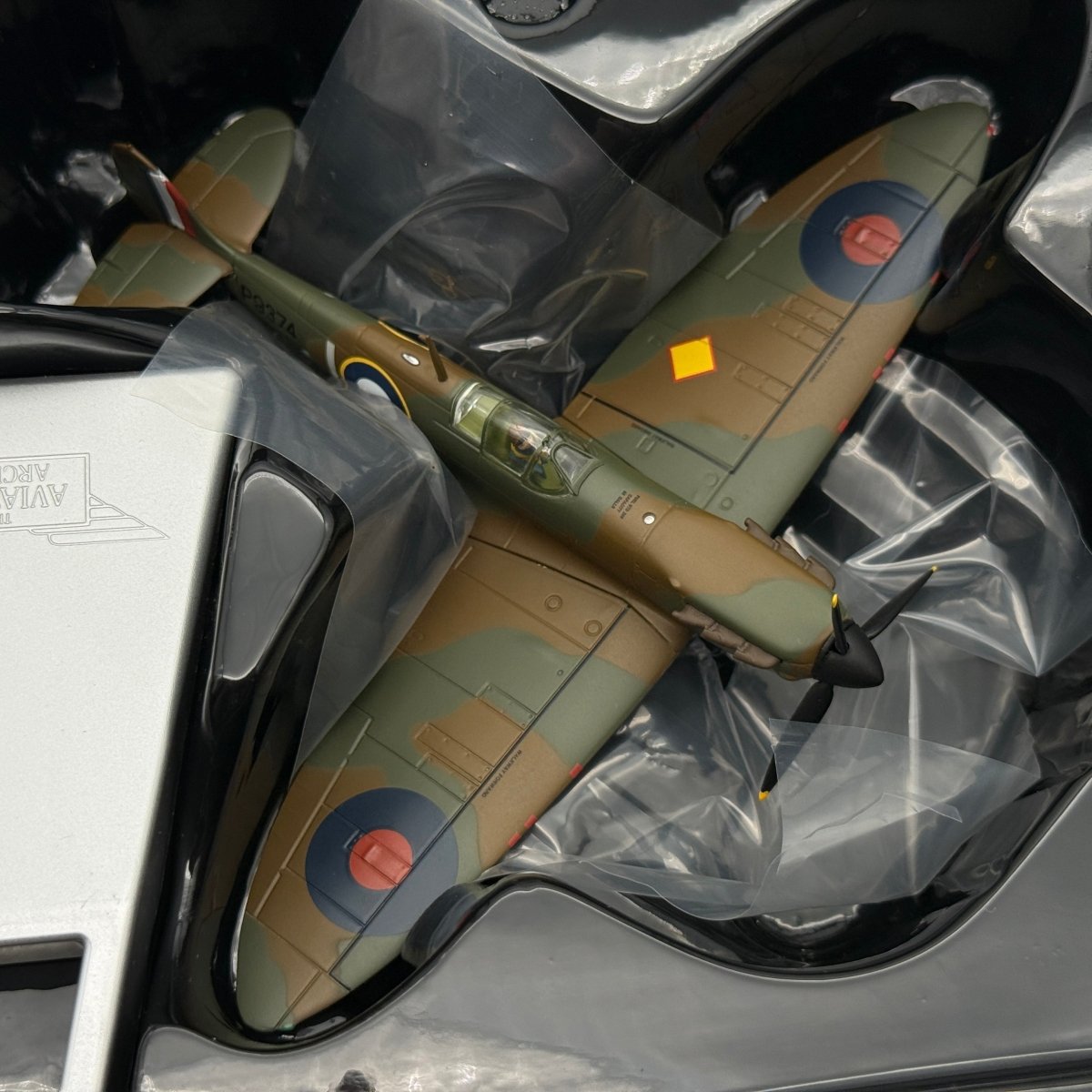 Corgi AA39207 1:72 Supermarine Spitfire Mk I P9374 J Peter Cazenove 92 Sqn 1940 - Corgi