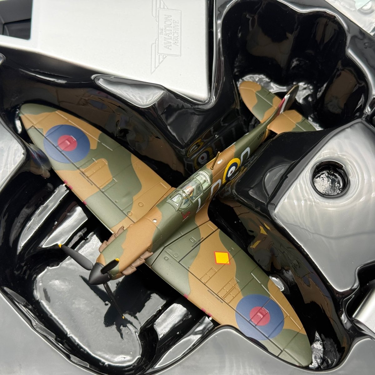 Corgi AA39210 1:72 Supermarine Spitfire Mk I RAF No.602 Sqn Sandy Johnstone - Corgi