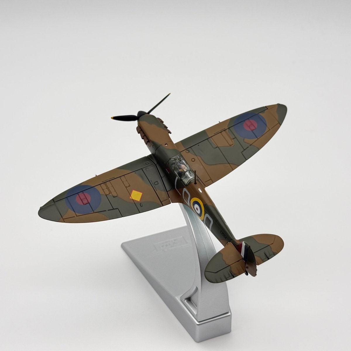 Corgi AA39210 1:72 Supermarine Spitfire Mk I RAF No.602 Sqn Sandy Johnstone - Corgi