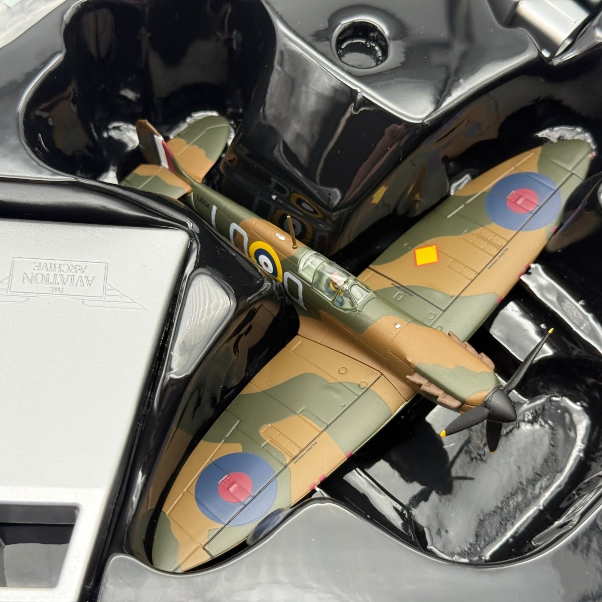 Corgi AA39210 1:72 Supermarine Spitfire Mk I RAF No.602 Sqn Sandy Johnstone - Corgi