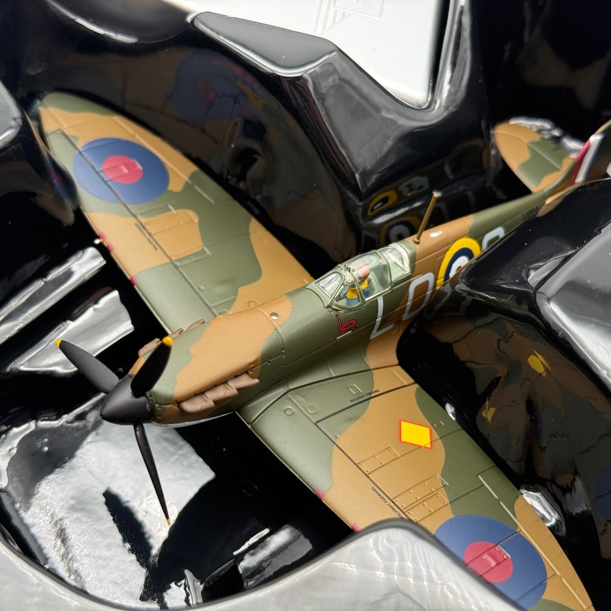 Corgi AA39210 1:72 Supermarine Spitfire Mk I RAF No.602 Sqn Sandy Johnstone - Corgi