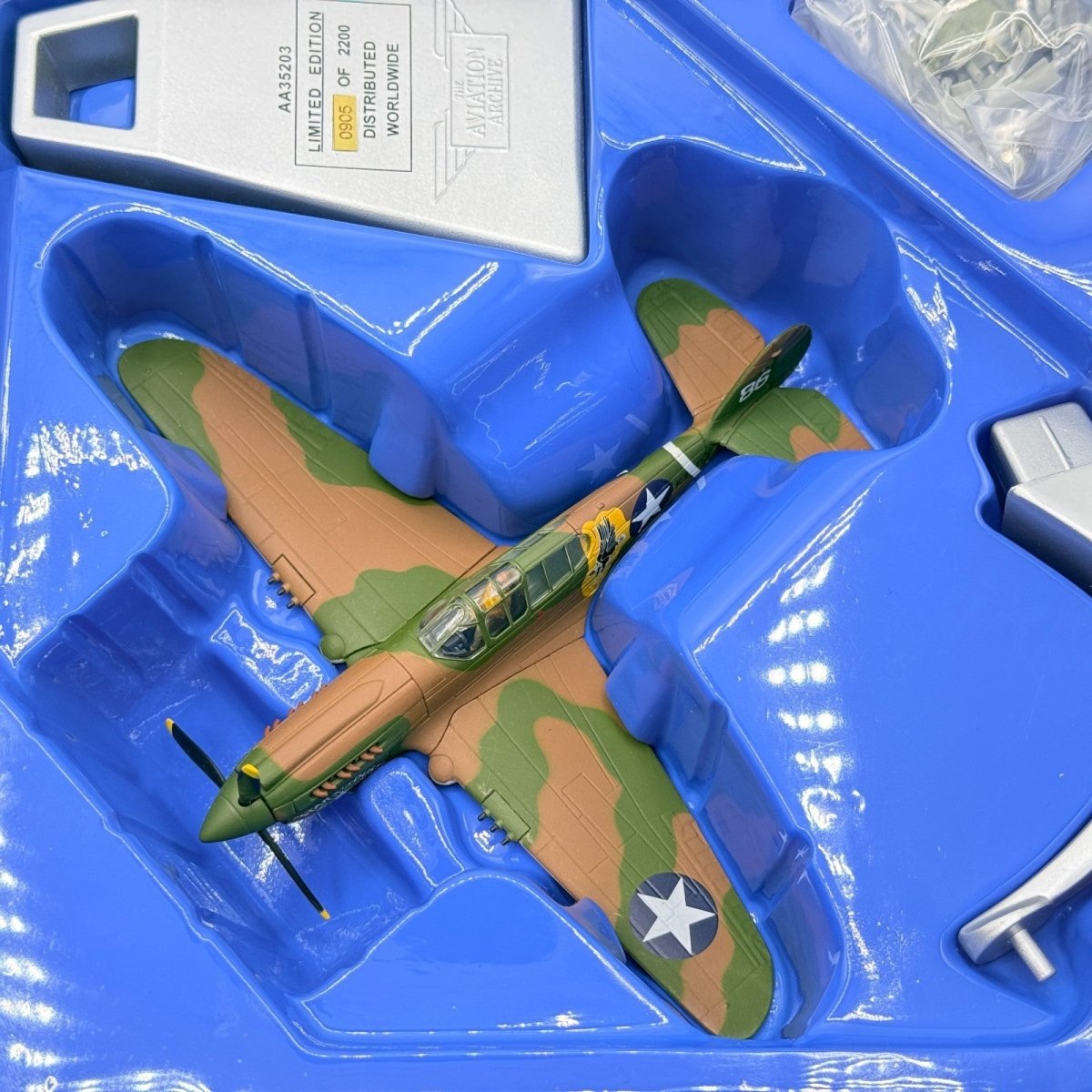 Corgi Aviation 1:72 AA35203 P - 40E Warhawk 'White 86' 3 Sqn RAAF Australia 1942 - Corgi