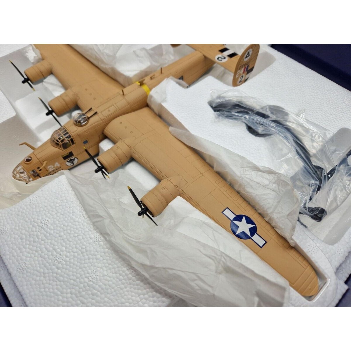 Corgi Aviation Archive 1:72 Consolidated B - 24D Liberator 'Strawberry Bitch' 376th BG 1943 AA34003 - Corgi