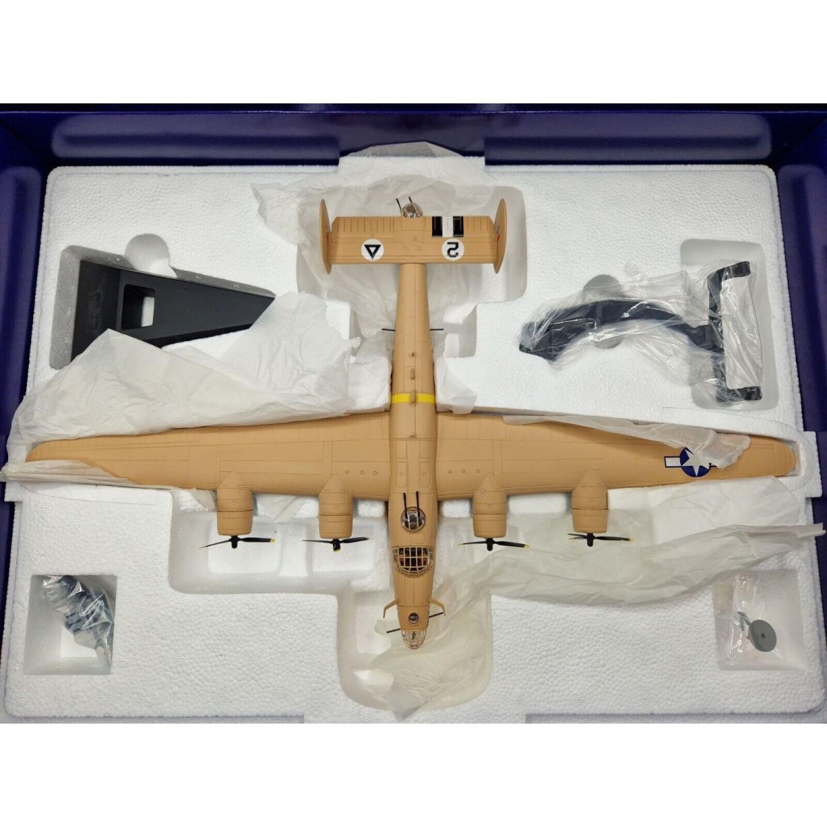 Corgi Aviation Archive 1:72 Consolidated B - 24D Liberator 'Strawberry Bitch' 376th BG 1943 AA34003 - Corgi