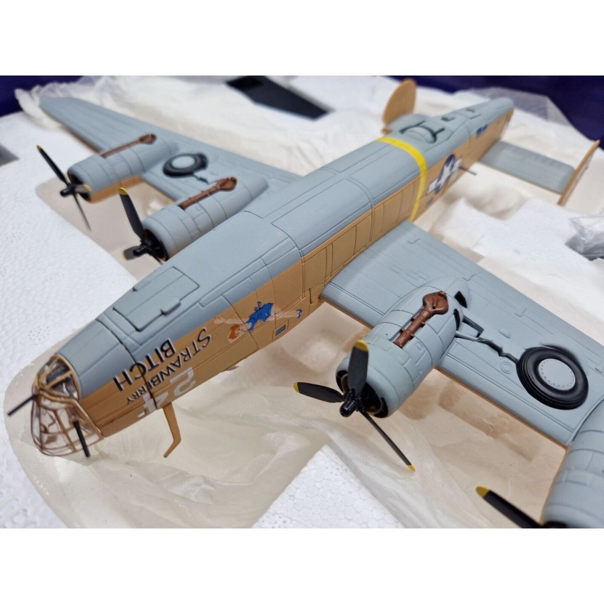 Corgi Aviation Archive 1:72 Consolidated B - 24D Liberator 'Strawberry Bitch' 376th BG 1943 AA34003 - Corgi