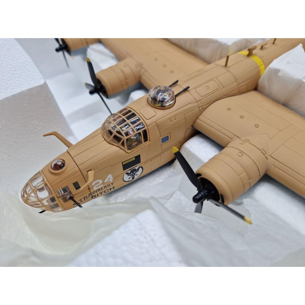 Corgi Aviation Archive 1:72 Consolidated B - 24D Liberator 'Strawberry Bitch' 376th BG 1943 AA34003 - Corgi