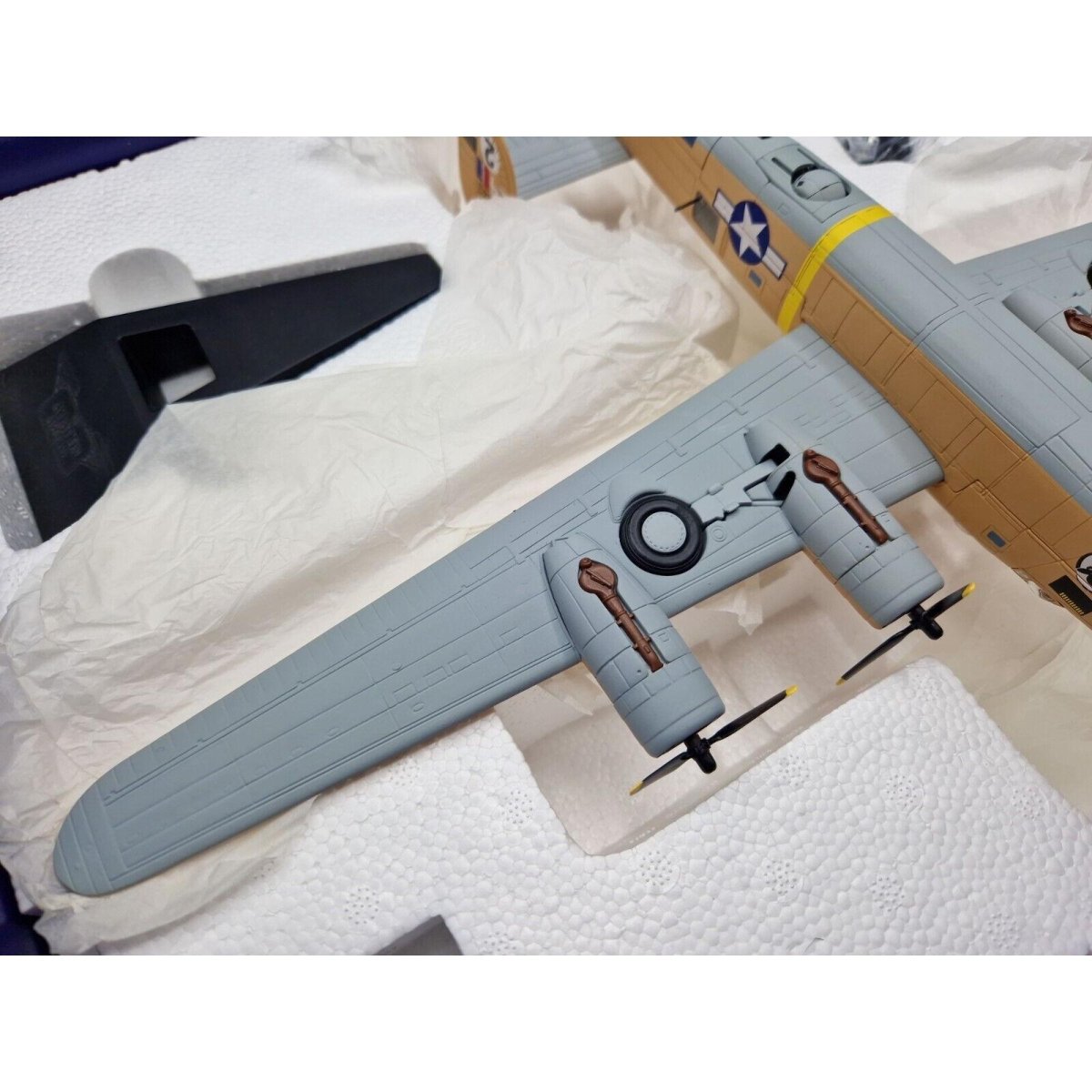 Corgi Aviation Archive 1:72 Consolidated B - 24D Liberator 'Strawberry Bitch' 376th BG 1943 AA34003 - Corgi
