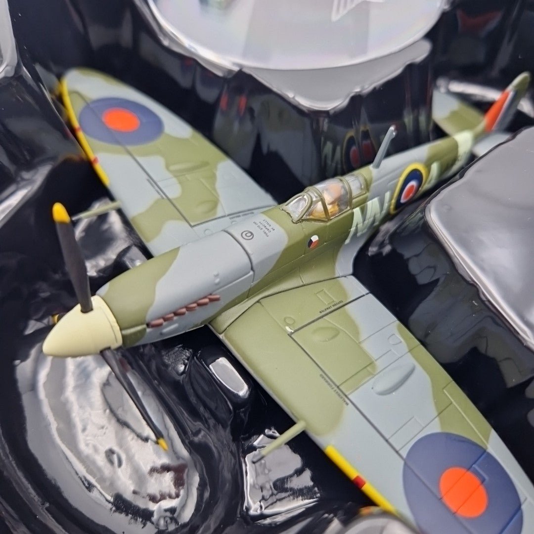 Corgi Aviation Archive 1:72 Spitfire Vc, No.310 (Czech) Sqn, Duxford, Model AA31931 - Corgi
