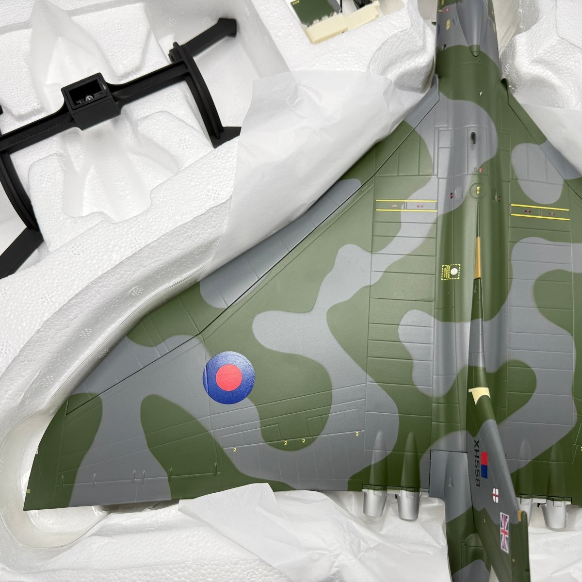 Corgi Aviation AA27201 1:72 Avro Vulcan B.Mk 2 XH558 - Corgi