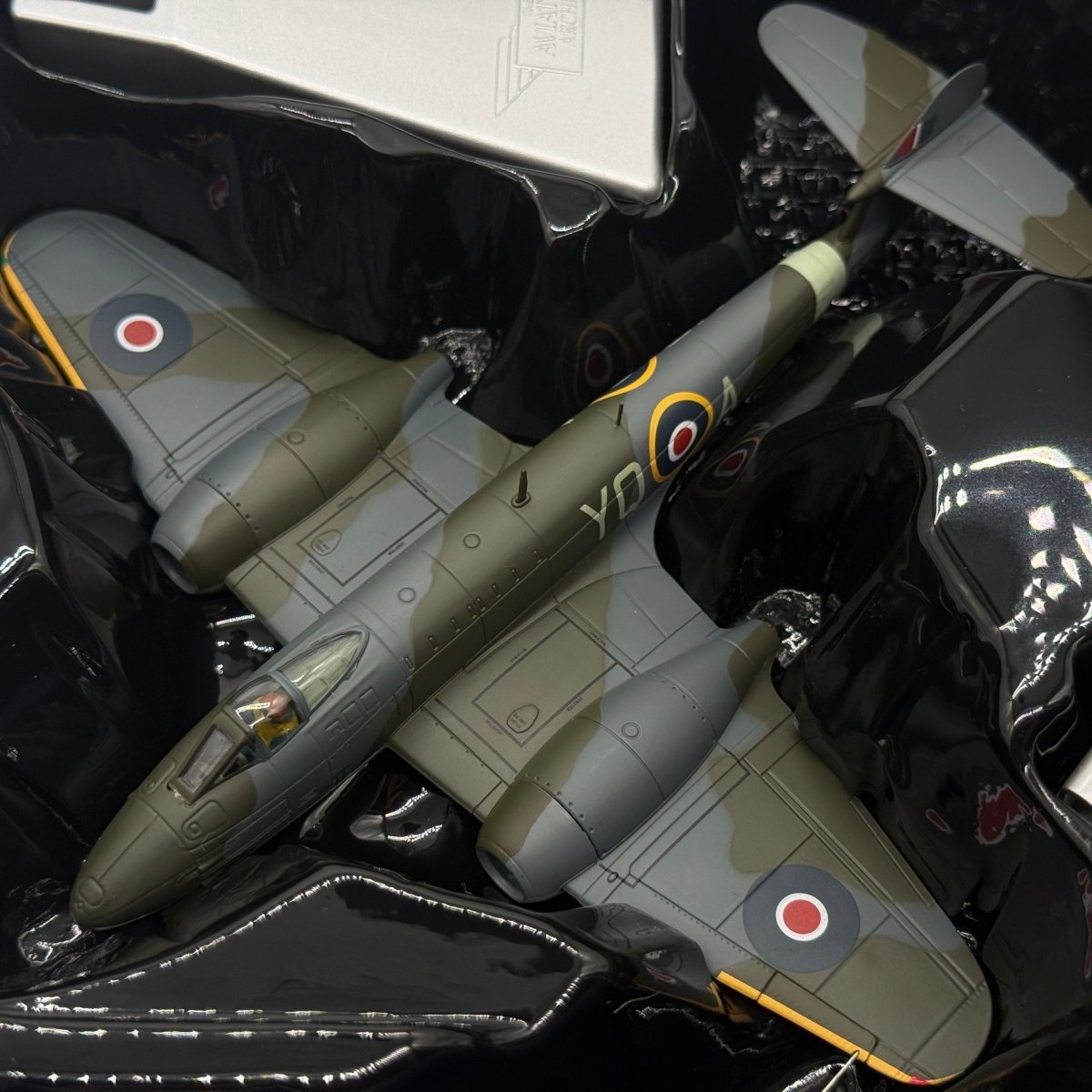 Corgi Aviation AA27401 1:72 Gloster Meteor F.Mk 3 No.616 Sqn EE246 1945 - Corgi