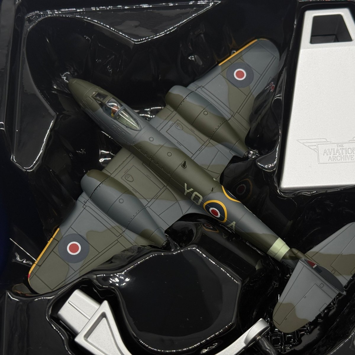 Corgi Aviation AA27401 1:72 Gloster Meteor F.Mk 3 No.616 Sqn EE246 1945 - Corgi