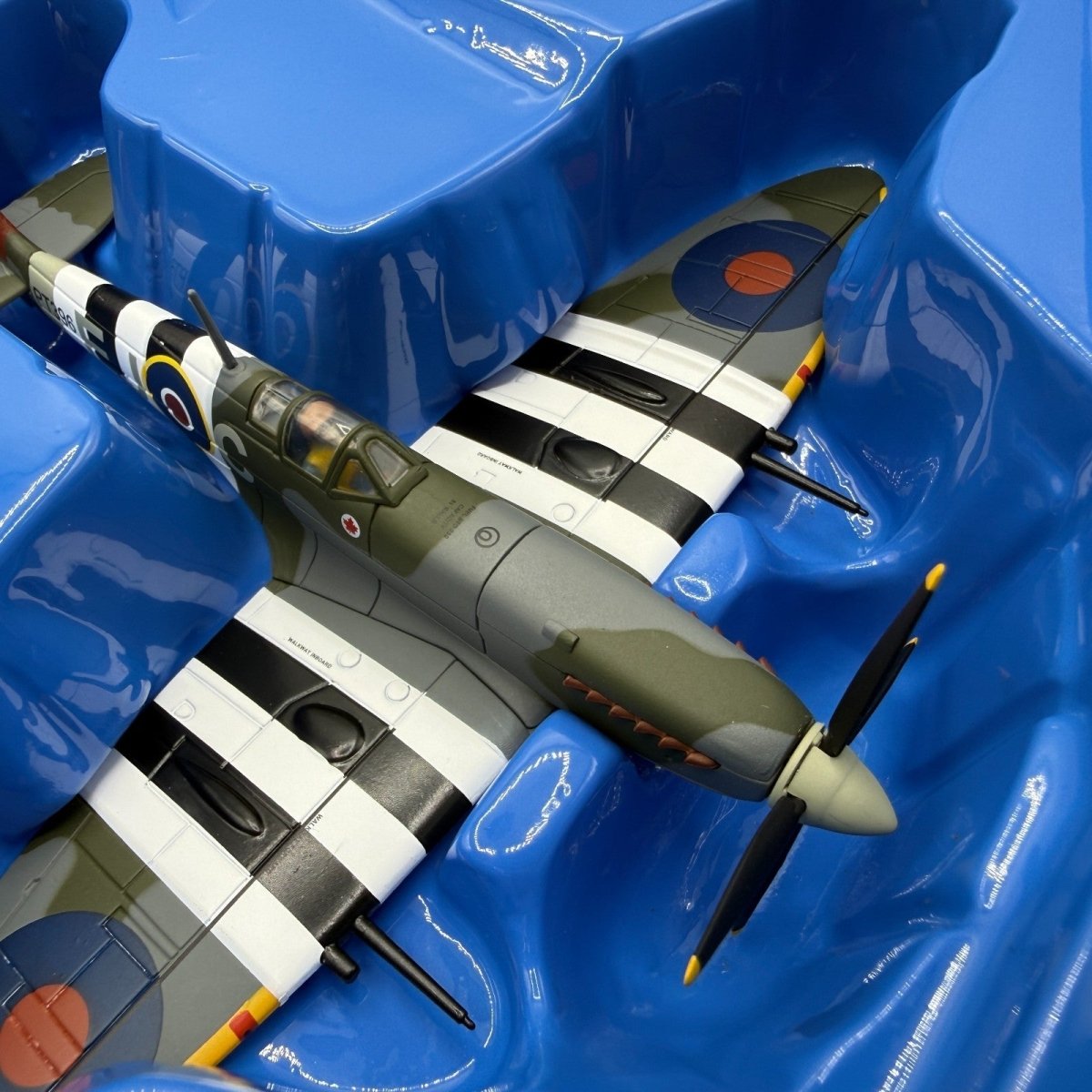 Corgi Aviation AA31921 1:72 Spitfire LF IX & 1:24 Merlin Engine, RCAF 1944 - Corgi