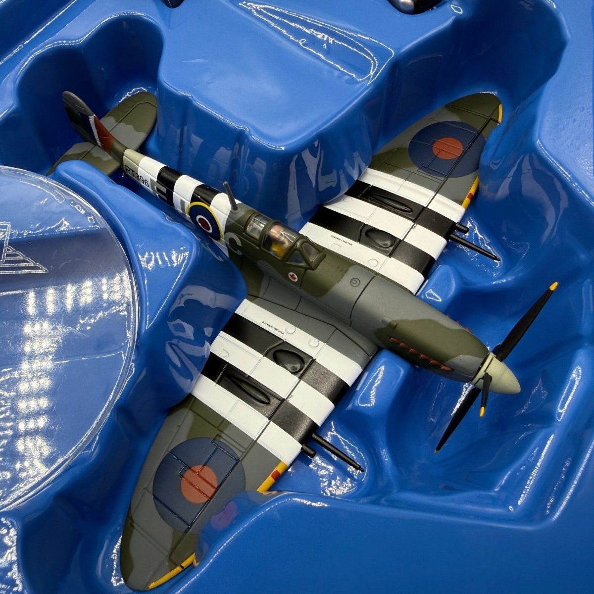 Corgi Aviation AA31921 1:72 Spitfire LF IX & 1:24 Merlin Engine, RCAF 1944 - Corgi