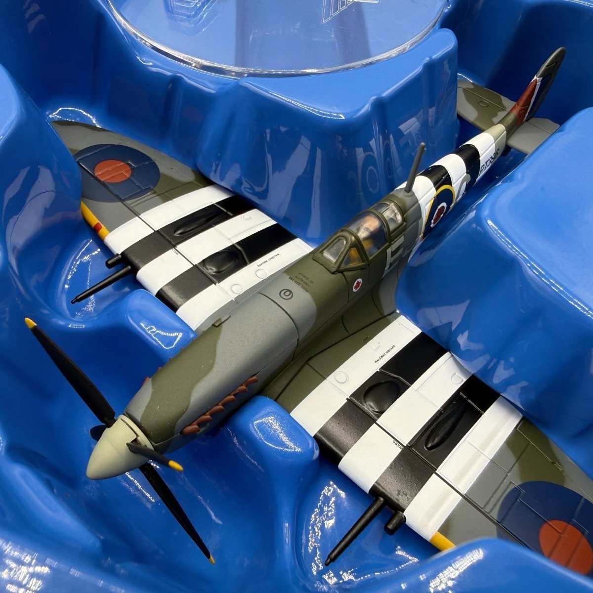 Corgi Aviation AA31921 1:72 Spitfire LF IX & 1:24 Merlin Engine, RCAF 1944 - Corgi