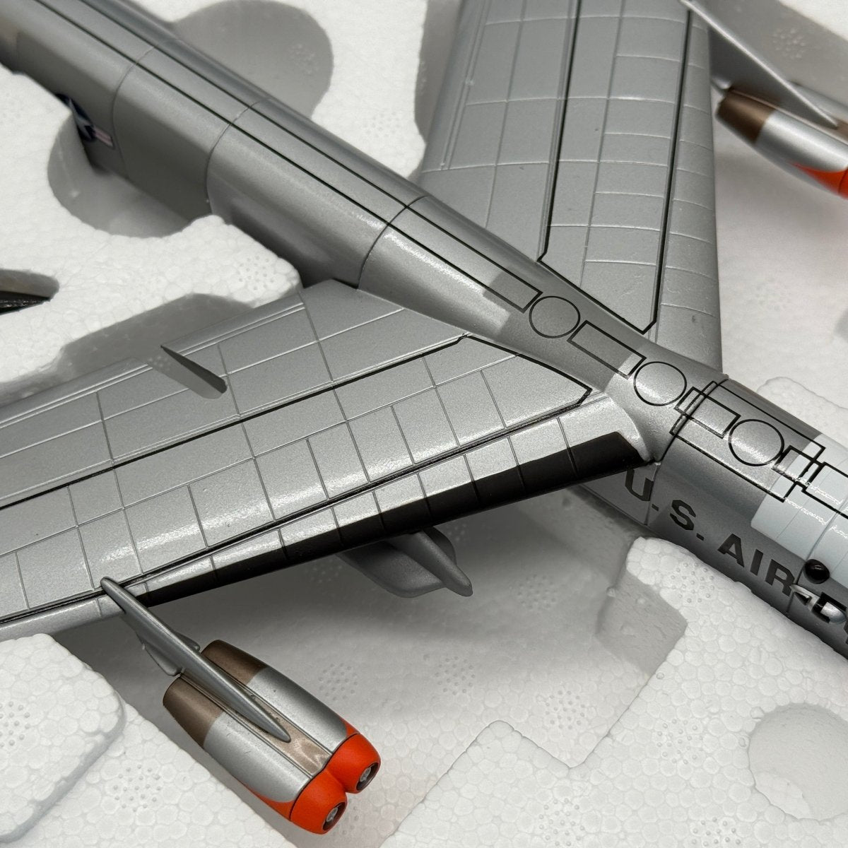 Corgi Aviation AA33504 1:144 B - 52 with X - 15 Edwards AFB - Corgi