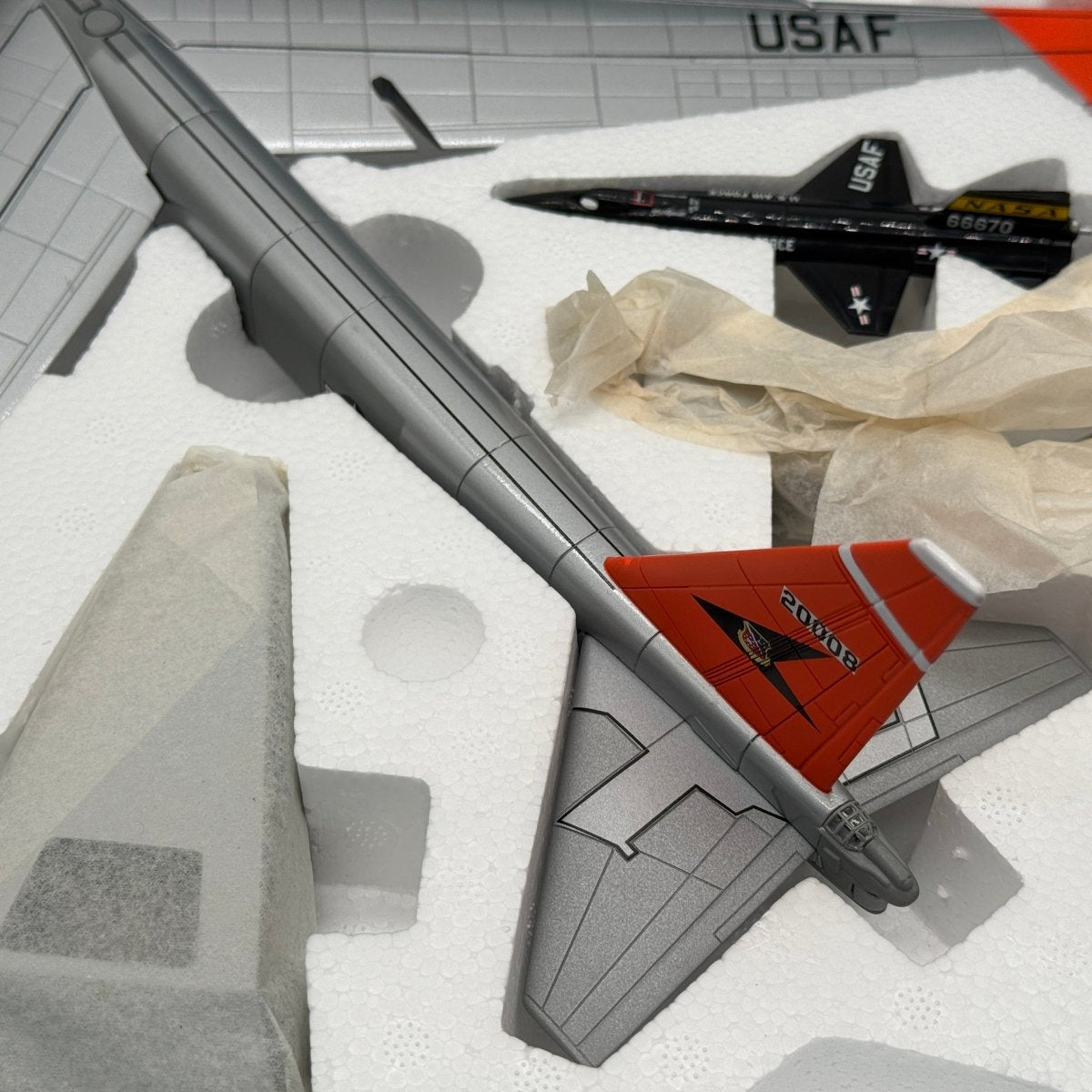 Corgi Aviation AA33504 1:144 B - 52 with X - 15 Edwards AFB - Corgi