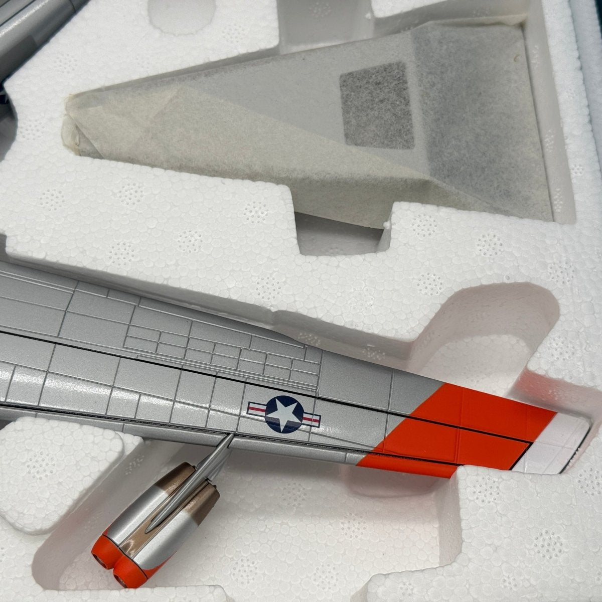 Corgi Aviation AA33504 1:144 B - 52 with X - 15 Edwards AFB - Corgi